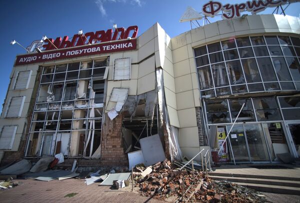 Durante la llamada operación antiterrorista en el sudeste de Ucrania, centenares de edificios fueron dañados por los bombardeos de artillería y de la aviación en las regiones de Lugansk y Donetsk. En la foto: las consecuencias del bombardeo de Lugansk por la artillería ucraniana, julio de 2014. - Sputnik Mundo