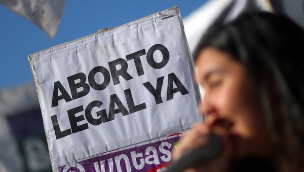Una mujer en una manifestación por aborto legal, seguro y gratuito en Argentina - Sputnik Mundo
