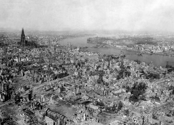 La noche del 30 al 31 de mayo de 1942 la Real Fuerza Aérea británica realizó un bombardeo masivo de la ciudad alemana de Colonia, conocido como Operación Millenium. En la incursión aérea participaron más de 1.000 aeronaves. En total, durante la Segunda Guerra Mundial, la ciudad fue bombardeada 262 veces. En la foto: una patrulla estadounidense camina por la ciudad en marzo de 1945. - Sputnik Mundo