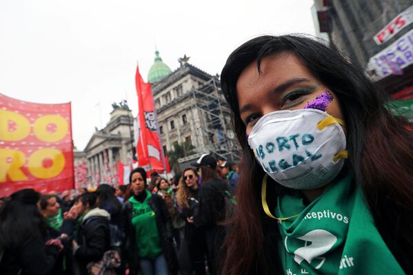 Miles de personas a favor y en contra el aborto toman las calles en Argentina - Sputnik Mundo