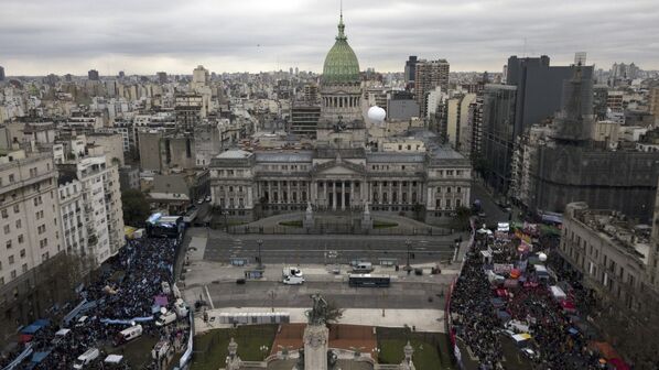 Miles de personas a favor y en contra el aborto toman las calles en Argentina - Sputnik Mundo