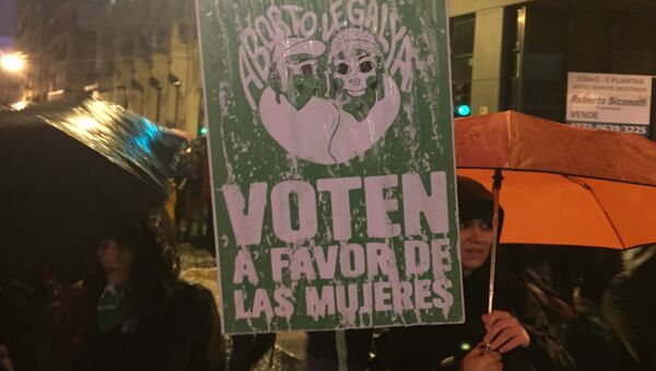 Carteles a favor de la despenalización del aborto en Argentina - Sputnik Mundo