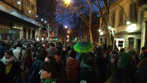 Manifestantes a favor del aborto legal, seguro y gratuito enfrente a la embajada de Argentina en Montevideo. - Sputnik Mundo