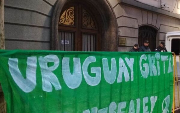 Cartel que colocaron mujeres uruguayas en la embajada Argentina en Montevideo durante la manifestación a favor del aborto legal, seguro y gratuito. - Sputnik Mundo