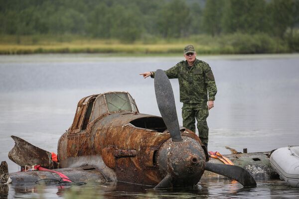 El rescate del legendario tanque volador Il-2, que pasó 75 años en el fondo de un lago - Sputnik Mundo