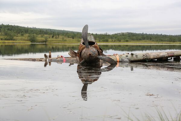 El rescate del legendario tanque volador Il-2, que pasó 75 años en el fondo de un lago - Sputnik Mundo
