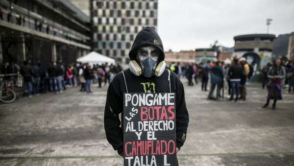 Un manifestante en Bogotá - Sputnik Mundo