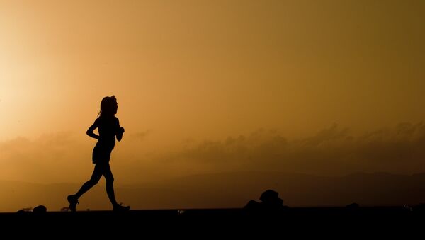 Mujer corre en la montaña - Sputnik Mundo