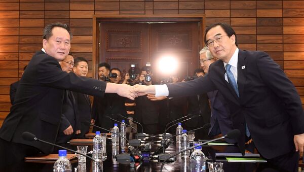 Cho Myoung-gyon, ministro de Unificación de Corea del sur, y Ri Son-gwon, presidente del Comité de Reunificación Pacífica de la Patria de Corea del Norte - Sputnik Mundo