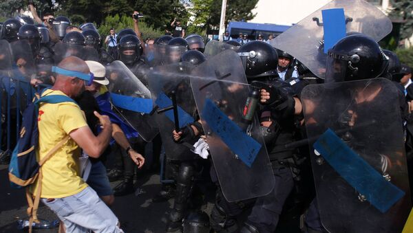 La policía rumana usa aerosoles mientras miles de rumanos asisten a mítines en la capital, Bucarest - Sputnik Mundo