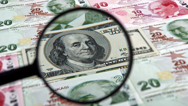 Un dólar estadounidense y liras turcas (imagen referencial) - Sputnik Mundo