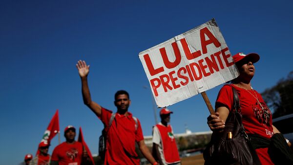 Miles de simpatizantes del expresidente brasileño Lula da Silva participan de la Marcha Lula Libre en Brasilia - Sputnik Mundo