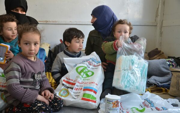 Además de la comida, las bolsas entregadas a los habitantes de Alepo también contienen medicinas, ropa y mantas - Sputnik Mundo