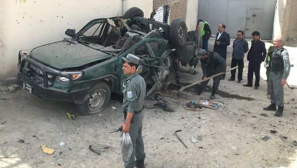 Los policías inspeccionan un vehículo después de una explosión, Afganistán - Sputnik Mundo