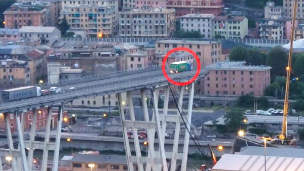 Un camión queda al borde del puente colapsado en Italia - Sputnik Mundo