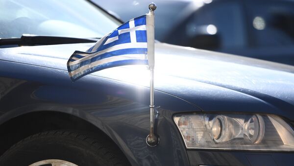 La bandera de Grecia en un automóvil diplomático - Sputnik Mundo