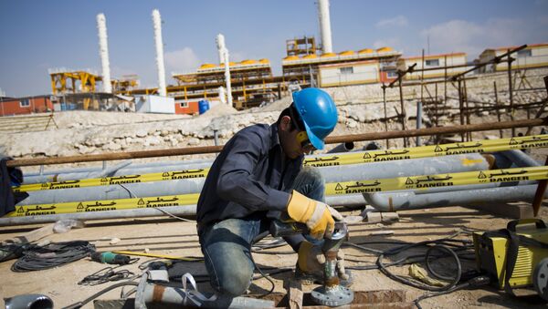 Un iraní trabaja en el South Pars, el yacimiento de gas más grande de Irán - Sputnik Mundo
