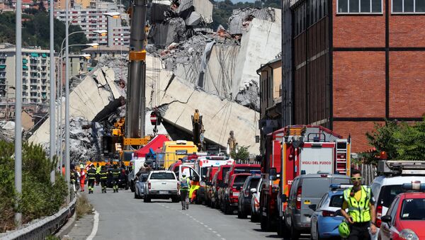 Los bomberos y trabajadores de rescate cerca del puente colapsado en la ciudad de Génova, Italia - Sputnik Mundo