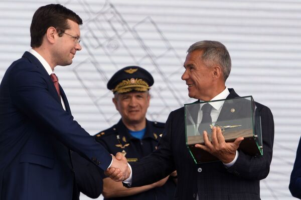 El director general de la corporación pública Tupolev, Alexandr Kóniujov y el presidente de la República de Tartaristán, Rustam Minijánov  en la ceremonia de lanzamiento para las pruebas en tierra y vuelo del bombardero modernizado Tu-22M3M en la fábrica de aviones Gorbunov de Kazán - Sputnik Mundo
