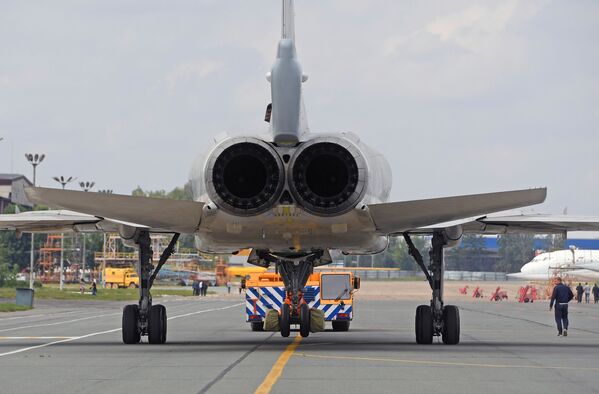 Despliegue para las pruebas terrestres y de vuelo del bombardero Tu-22M3M modernizado en la fábrica de aviones Gorbunov de Kazán Т - Sputnik Mundo