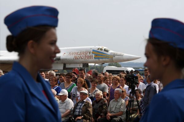 Espectadores durante el despliegue para las pruebas terrestres y de vuelo del bombardero Tu-22M3M modernizado en la fábrica de aviones Gorbunov de Kazán - Sputnik Mundo