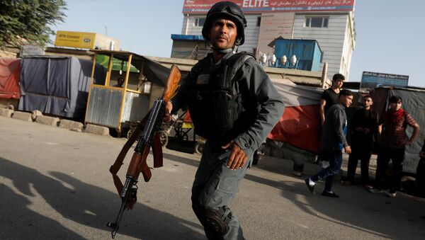 Un policía afgano en el lugar del atentado en Kabul - Sputnik Mundo