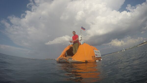 El viajero ruso Yuri Burlak con su barco - Sputnik Mundo