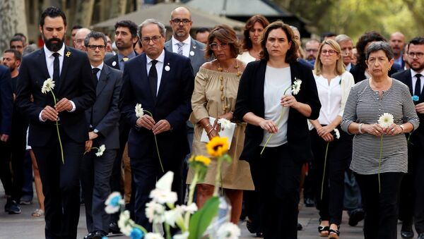 Políticos catalanes homenajean a víctimas de los atentados en Cataluña - Sputnik Mundo