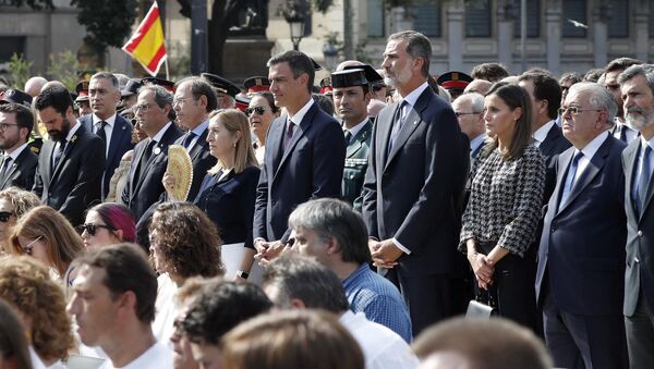 El presidente del Gobierno español, Pedro Sánchez, y el Rey de España, Felipe VI, durante el homenaje a las víctimas de los atentados en Barcelona y Cambrils - Sputnik Mundo