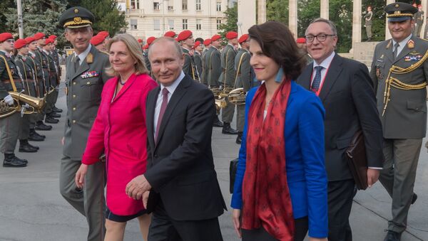 La ministra austriaca de Exteriores, Karin Kneissl, y el presidente de Rusia, Vladímir Putin - Sputnik Mundo
