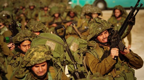 Soldados israelíes caminan hacia el norte de la Franja de Gaza (archivo) - Sputnik Mundo