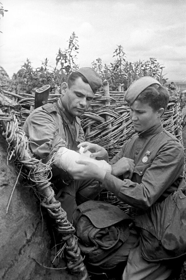La sargento Vorobiova, instructora sanitaria durante la batalla de Kursk (4 de julio de 1942) - Sputnik Mundo
