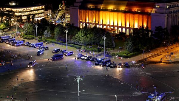 Los vehículos policiales después de la concentración antigubernamental en la capital Bucarest, Rumanía - Sputnik Mundo