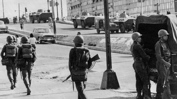 Vehículos blindados y soldados patrullan las calles de Tlatelolco, Ciudad de México, el 5 de octubre de 1968, tres días después de que el Ejército mexicano abriera fuego contra estudiantes - Sputnik Mundo