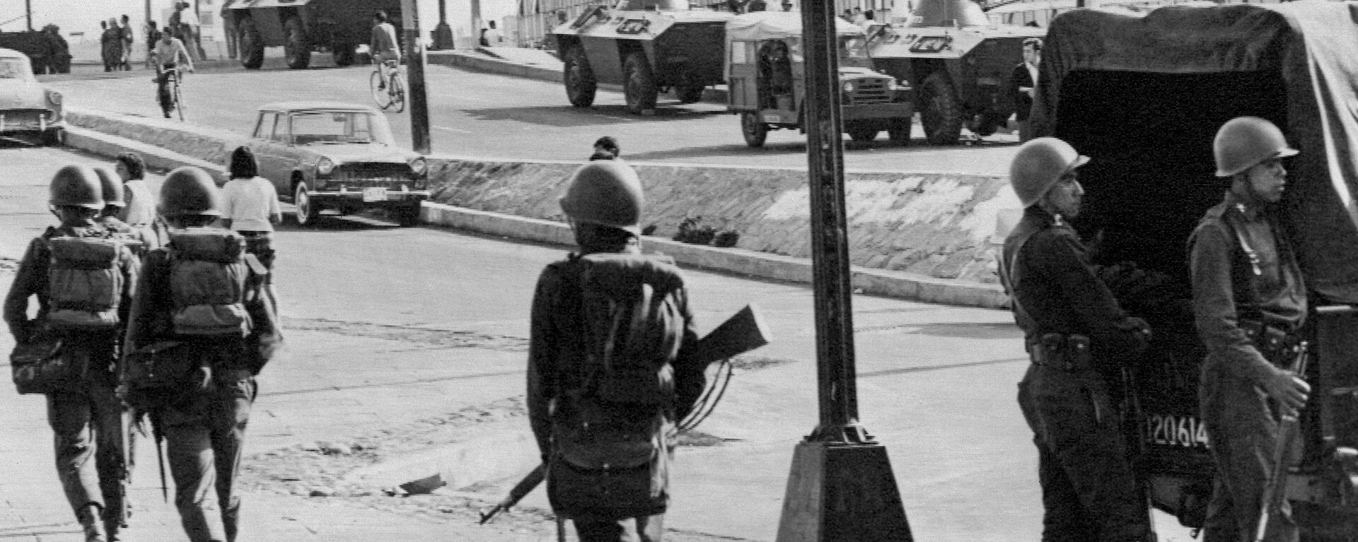 Vehículos blindados y soldados patrullan las calles de Tlatelolco, Ciudad de México, el 5 de octubre de 1968, tres días después de que el Ejército mexicano abriera fuego contra estudiantes - Sputnik Mundo, 1920, 17.08.2018