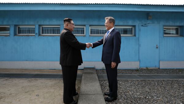 El líder de Corea del Norte, Kim Jong-un, y el presidente de Corea del Sur, Moon Jae-in (archivo) - Sputnik Mundo
