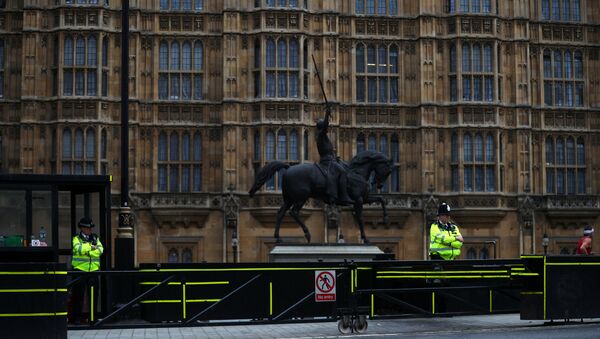 Los agentes de policía frente al Parlamento en Westminster, Londres - Sputnik Mundo
