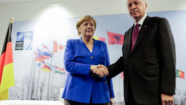 Ángela Merkel, canciller de Alemania, y Recep Tayyip Erdogan, presidente de Turquía, durante el encuentro de líderes de la OTAN en Bruselas, Bélgica, 11 de julio de 2018 - Sputnik Mundo