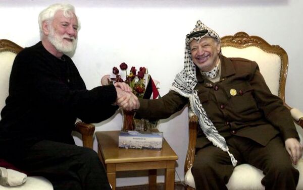 El pacifista israelí, Uri Avnery, y el líder histórico de Palestina, Yasir Arafat (archivo) - Sputnik Mundo