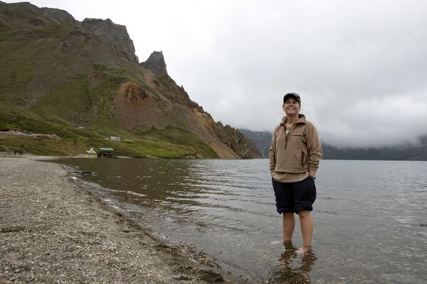 Una turista australiana a orillas del lago Tianchi, donde el grupo hizo una parada durante el ascenso al Paektu. - Sputnik Mundo