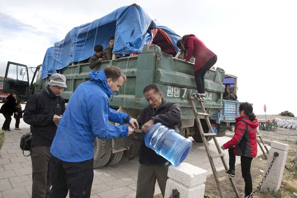 El grupo de turistas hace acopio de provisiones de camino al monte Paektu. - Sputnik Mundo