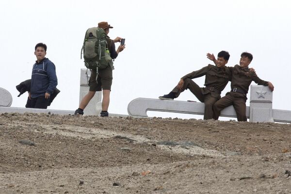 Una turista australiana hace una foto a dos soldados norcoreanos - Sputnik Mundo