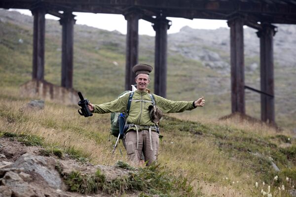 El jefe de la excursión al monte Paektu, Roger Shepherd, se hace una foto con un típico gorro norcoreano. - Sputnik Mundo