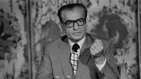 El sha de Irán, Mohamed Reza Pahlavi, durante una conferencia en Versalles en 1974 - Sputnik Mundo