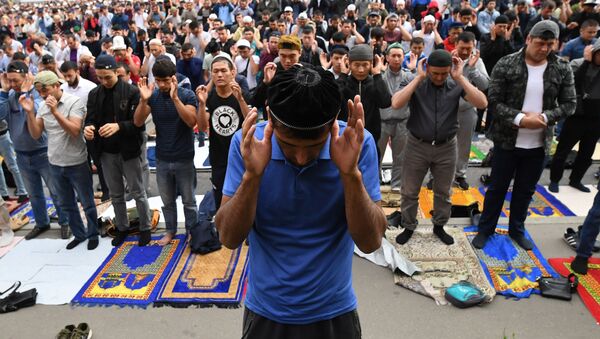 Los musulmanes en la misa de Eid al Adha en la Gran Mezquita de Moscú - Sputnik Mundo