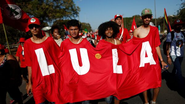 Los partidarios del expresidente Luiz Inácio Lula da Silva caminan durante la Marcha del Lula Libre, Brasil - Sputnik Mundo
