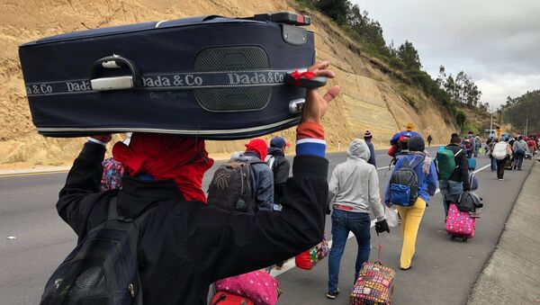 Los migrantes venezolanos caminan a lo largo de una carretera - Sputnik Mundo