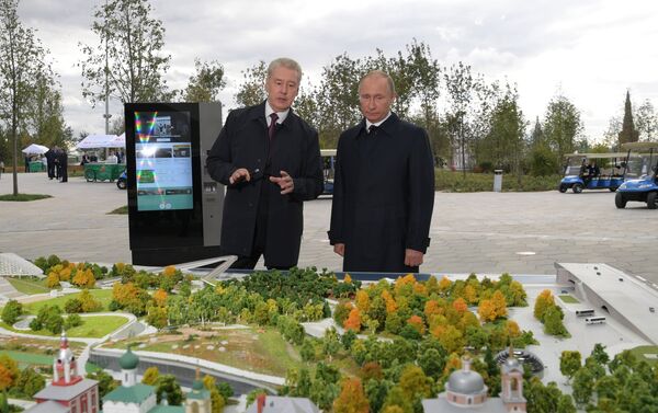 El alcalde de Moscú, Serguéi Sobianin, y el presidente de Rusia,  Vladímir Putin, durante la visita al parque Zariadie - Sputnik Mundo
