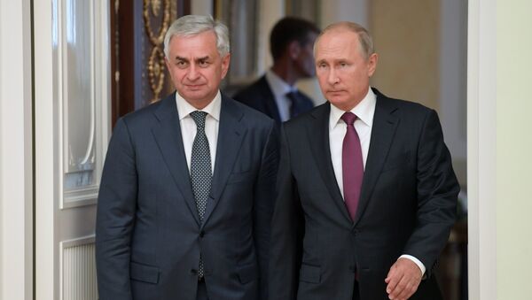 El líder de Abjasia, Raúl Jadyimba, y el presidente ruso, Vladímir Putin - Sputnik Mundo