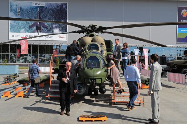 El Mi-35M es un helicóptero militar blindado destinado a tareas de transporte, desembarco, evacuación o apoyo aéreo a las tropas terrestres en combate - Sputnik Mundo
